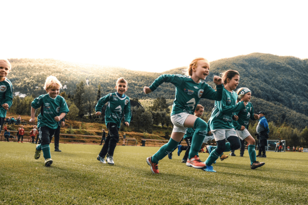 Barn fra Hardhaus løper i fotballkamp
