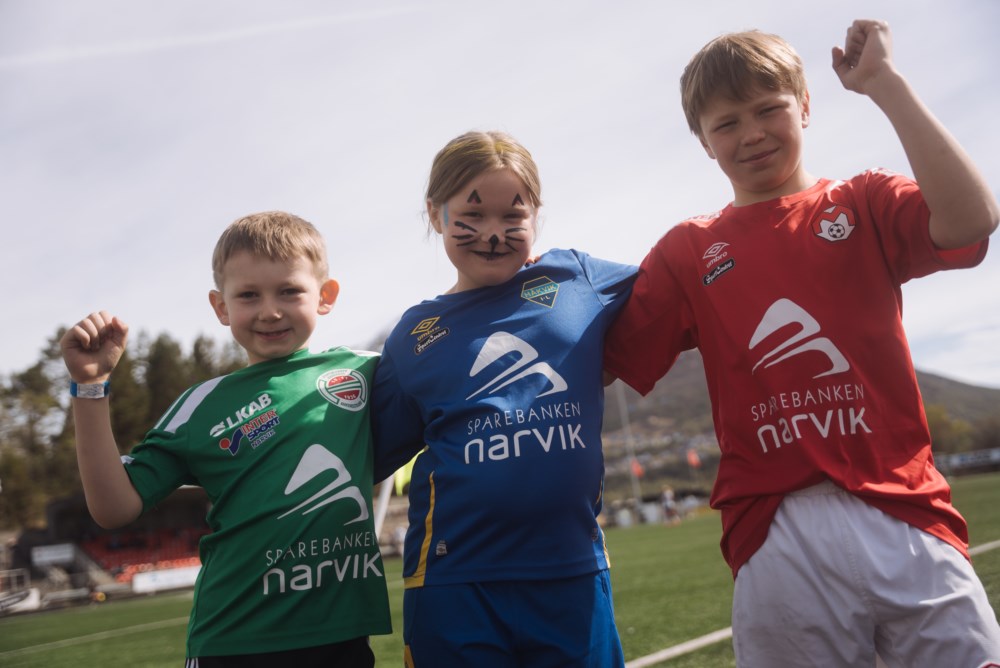 Jublende barn fra forskjellige idrettsklubber som er sponset av Sparebanken Narvik
