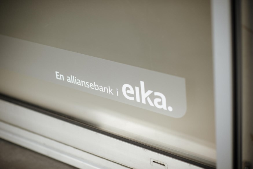 Hvit Eika logo på kontorvindu. foto